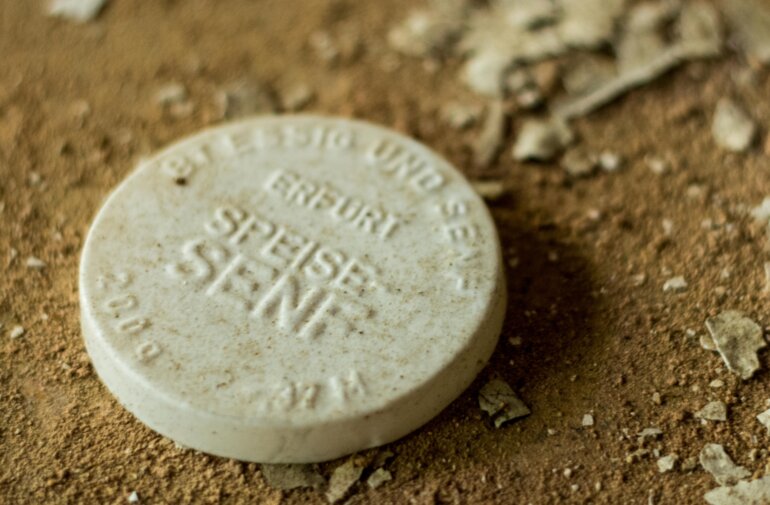 Deckel für Senfbecher, gefunden in einer ehemaligen Sargfabrik in Thüringen | © ©Tommy Stauch